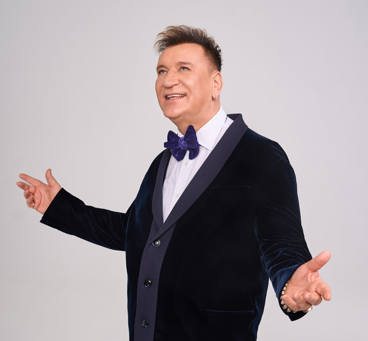 Новости - Из дворницкой в Книгу Гиннесса: Сергей Пенкин разменял седьмой десяток, но голос всё так же блестит стразами новости