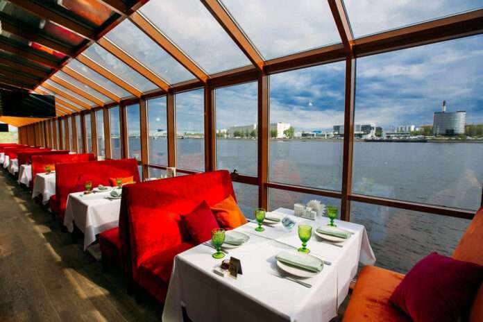 В Питере открылась настоящая сказка на колесах! 🎉 Новые свежие новости дня: ресторан-конвейер, где роллы сами мчатся к вам и пр... - новости