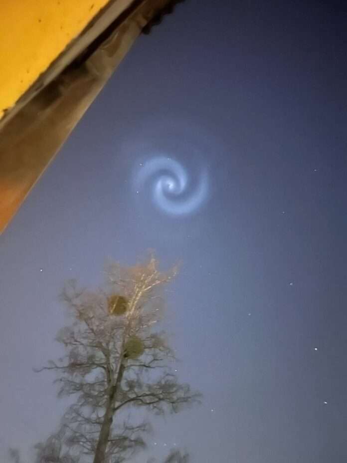 🤯 Загадочную светящуюся спираль увидели в небе над Россией и Европой - новости