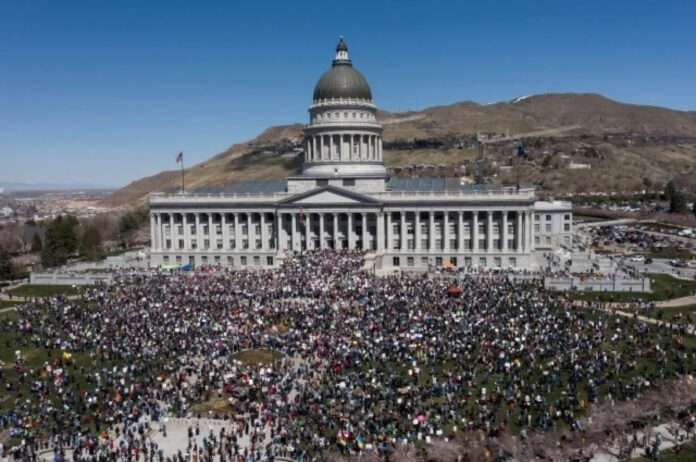 ​В Вашингтоне тысячи человек вышли на митинг против Трампа - новости