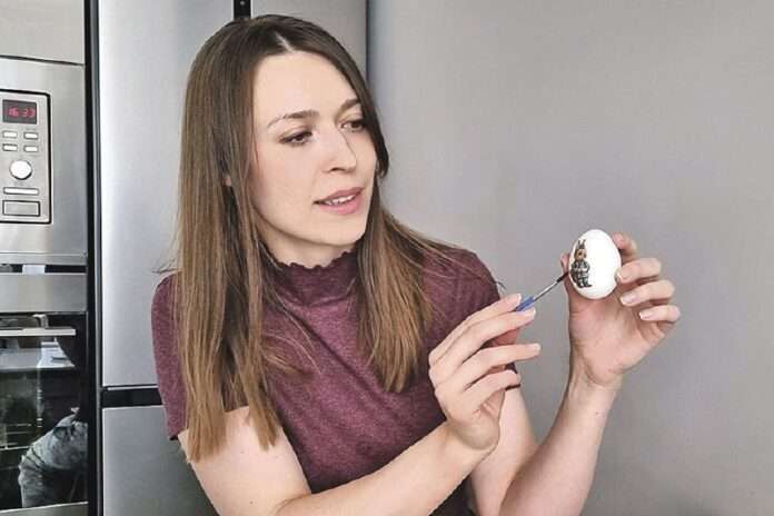 Чай каркаде, вино и золотая фольга: простые способы необычно покрасить яйца на Пасху - новости