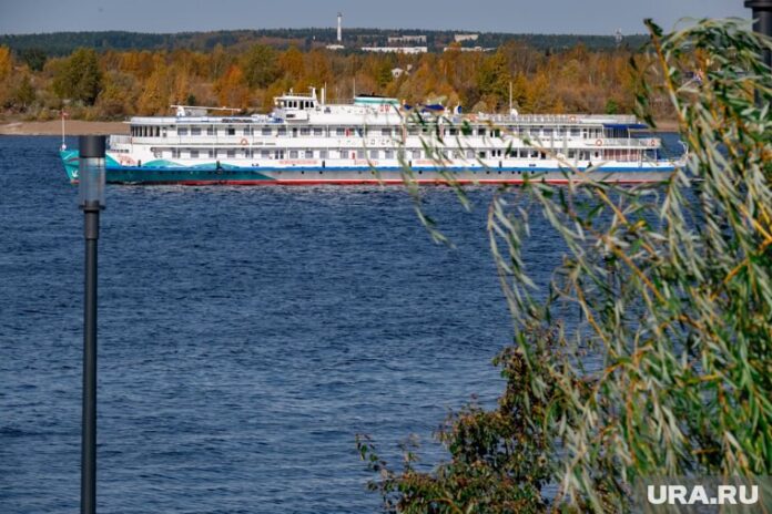 Российские моряки спасли нелегальных мигрантов с дрейфующей лодки в океане - новости