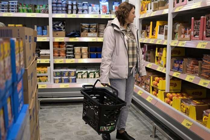 ​Опрос: две трети россиян ощутили сильный рост цен на еду в марте - новости