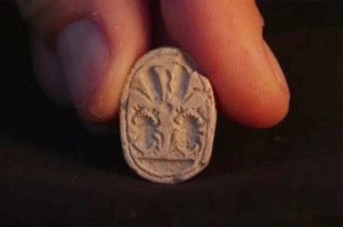 ​В Израиле трехлетняя девочка нашла амулет возрастом 3800 лет - новости