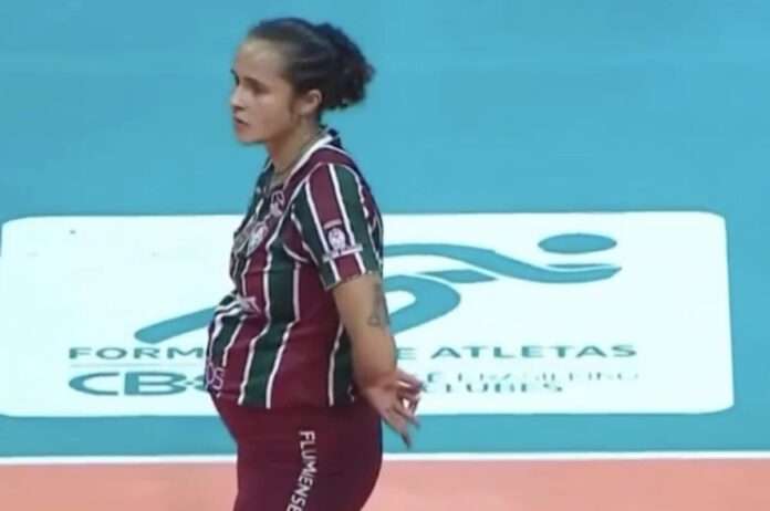 ​Волейболистка «Флуминенсе» вышла на матч чемпионата Бразилии беременной - новости