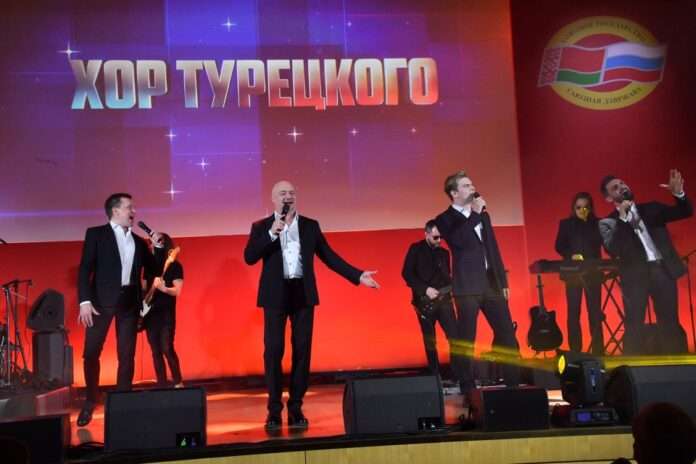 ​В штаб-квартире ООН сотни людей стоя спели «День Победы» с Хором Турецкого - новости