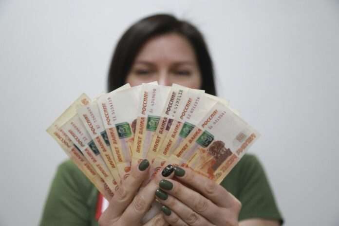 ​Средняя зарплата в России достигла нового рекорда и продолжает расти - новости