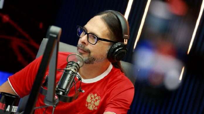 Премьер-министр Венесуэлы пришел на радиоэфир в футболке сборной РФ - новости