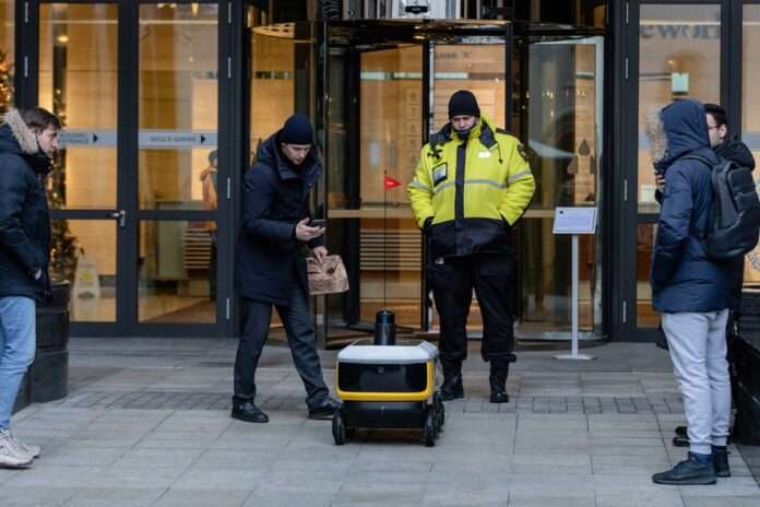 ​В Москве окропили святой водой робота-доставщика во время крестного хода - новости