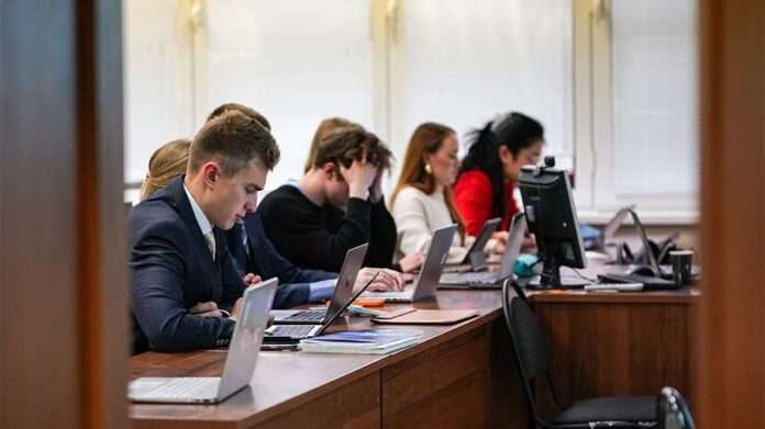 ​Россияне раскрыли планы на детские накопления - новости