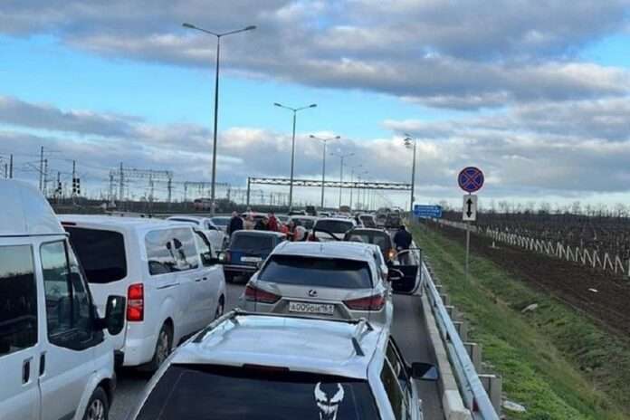 🚗🚕🚚 Очередь перед Крымским мостом перевалила за 2,5 тысячи машин - новости
