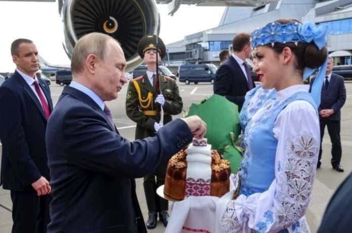 Путин поприветствовал рукопожатием сына Лукашенко Николая - новости