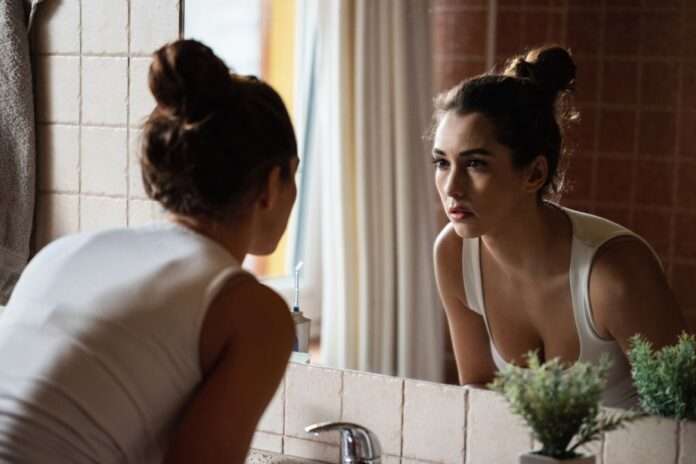 ​Народные приметы на 17 июня: Меньше смотритесь в зеркало - новости