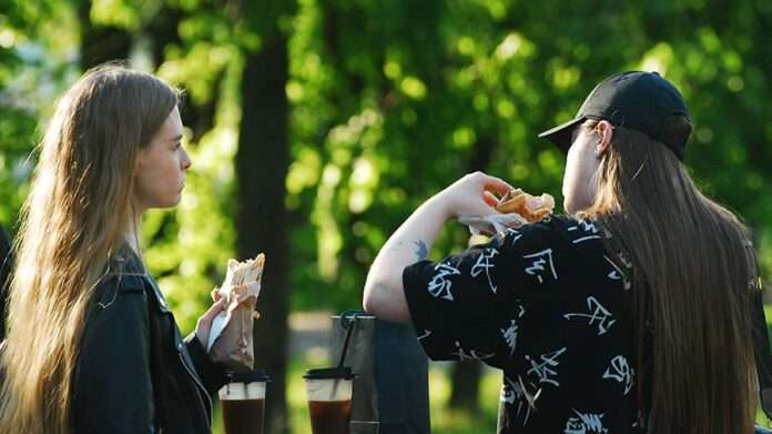 ​Диетолог указал на опасность перекусов для здоровья - новости