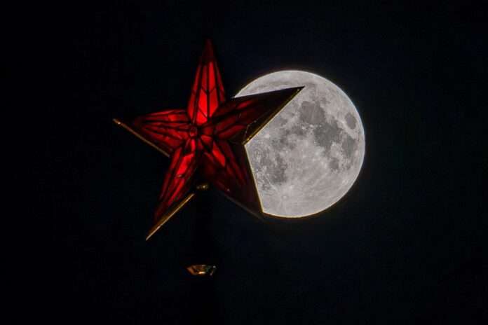 ​Россия начнет строить орбитальную станцию и вернется на Луну - новости