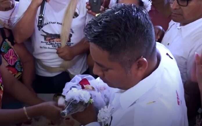 ​«Это исторический момент»: мэр мексиканского города женился на крокодиле - новости