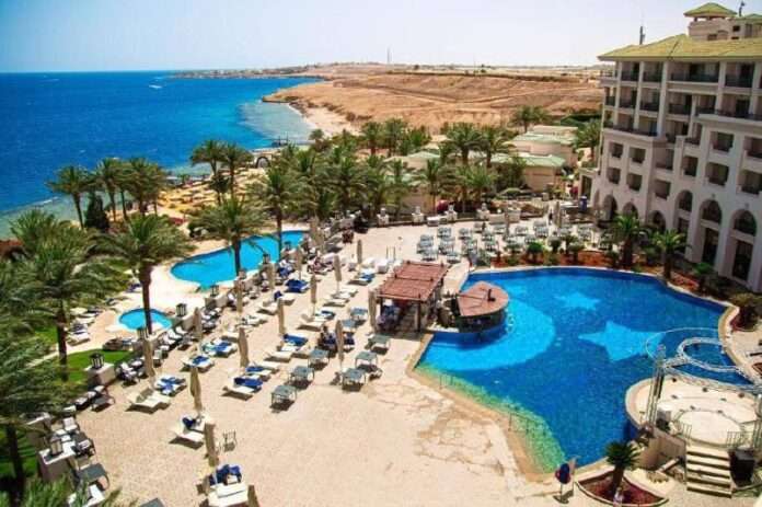 Российских туристов в Египте заселили в отель с видом на военную базу и теперь угрожают застрелить, если они приблизятся к морю.... - новости