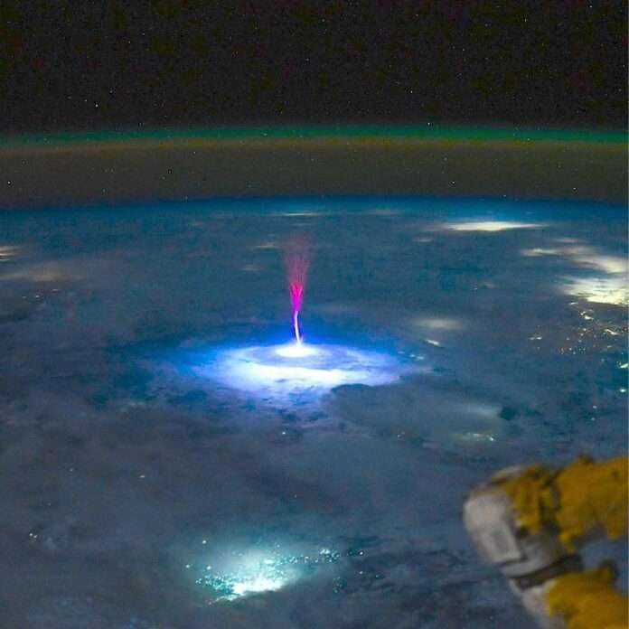 Астронавт на МКС заснял редчайший гигантский джет. - новости