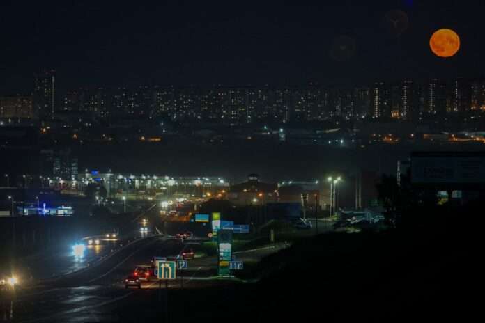 Россиянам посчастливилось стать свидетелями восхода Оленьей Луны: вот чем поражает июльское полнолуние... - новости