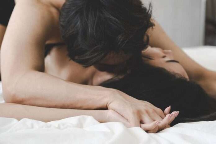 Регулярный секс делает людей богаче, установили учёные. У мужчин частая интимная близость стимулирует выработку тестостерона, ук... - новости