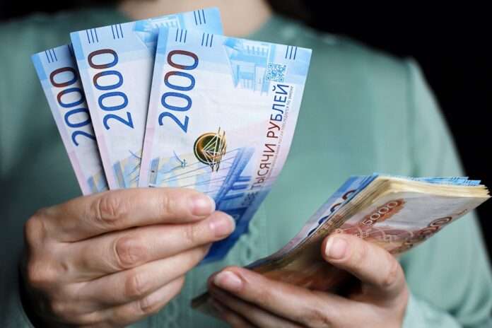 ​Более 30% россиян копят деньги на подушку безопасности вместо отпуска - новости