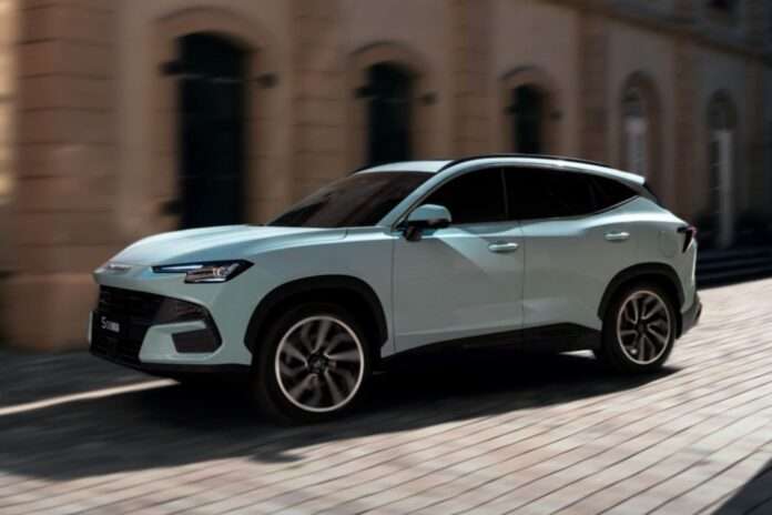 ​Кроссовер Soueast S06 адаптируют для России: автомобиль получит полный привод - новости