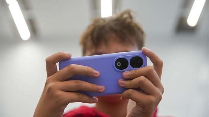 ​AP сообщило о решении запрета соцсетей для детей младше 15 лет в Дании - новости