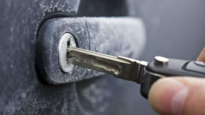 Автоэксперт дал советы водителям при замерзших дверях и замках - новости