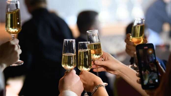 Треть российских компаний отказалась от новогодних корпоративов в 2025 году - новости