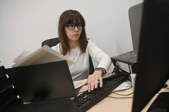 Россиянам хотят сократить рабочий день: с предложением выступили в Госдуме - новости