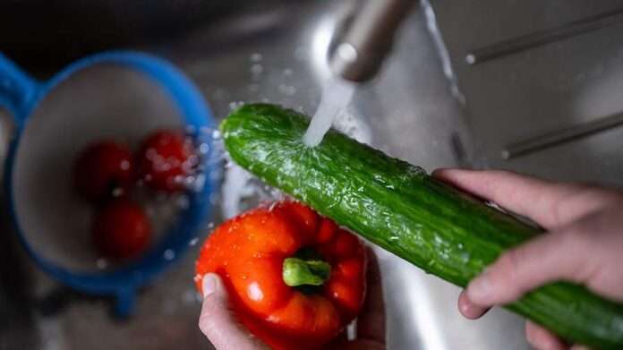 ​Эксперт рассказала об ошибках при мытье овощей и фруктов - новости