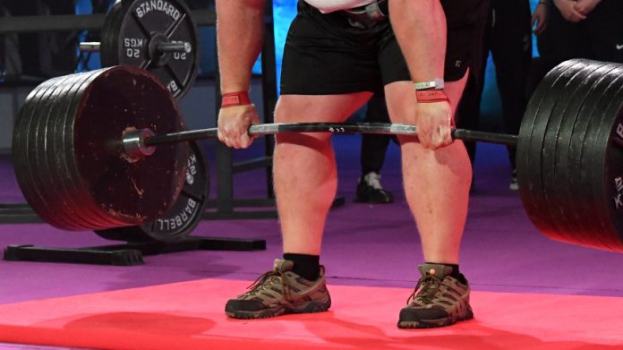 Российских тяжелоатлетов допустили до международных турниров с флагом и гимном - новости