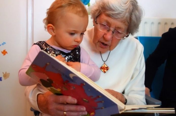 Ученые доказали, что воспитание внуков замедляет старение бабушек и дедушек - новости