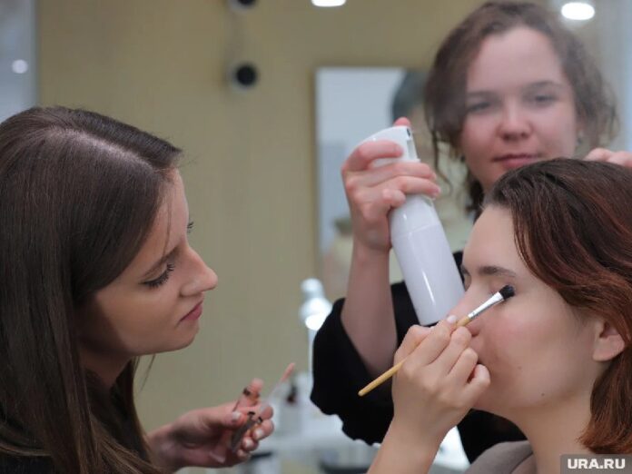 Острый дефицит кадров: челябинцам стали вдвое чаще предлагать подработку в бьюти-отрасли - новости