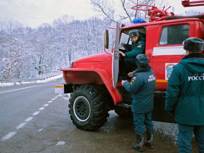 В Иркутске футбольный тренер спас ребенка из горящей машины - новости