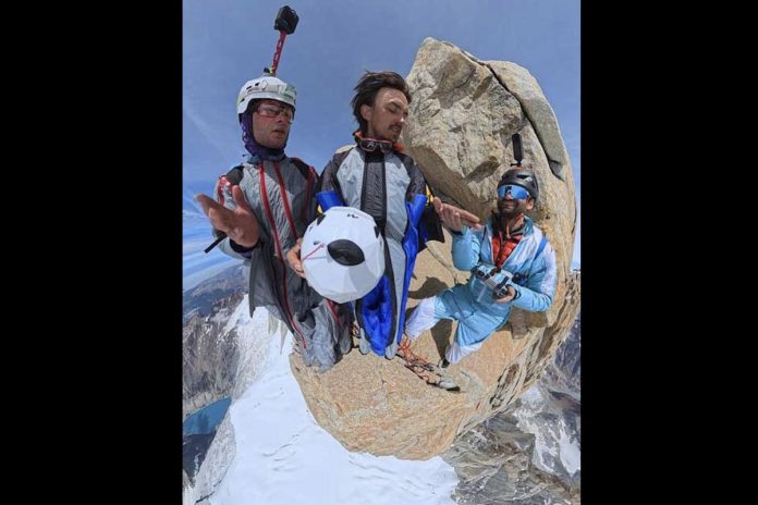 Российские бейсджамперы покорили Фицрой и впервые сделали прыжок с него - новости