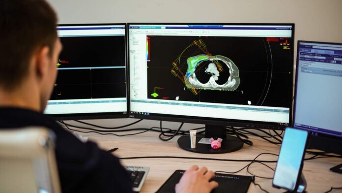 Иллюстрация, символизирующая мозг, настроенный с помощью звуковых волн или ультразвука, показывающая гармонию и улучшение мыслительных процессов.