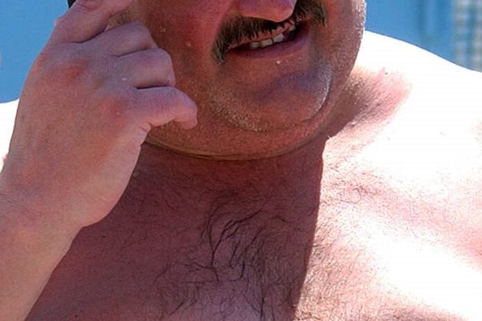 Изображение, иллюстрирующее эволюционные теории и анатомические особенности человеческого лица, в частности подбородка. Возможно, графика или коллаж, сравнивающий разные формы подбородка и их предполагаемое эволюционное значение.