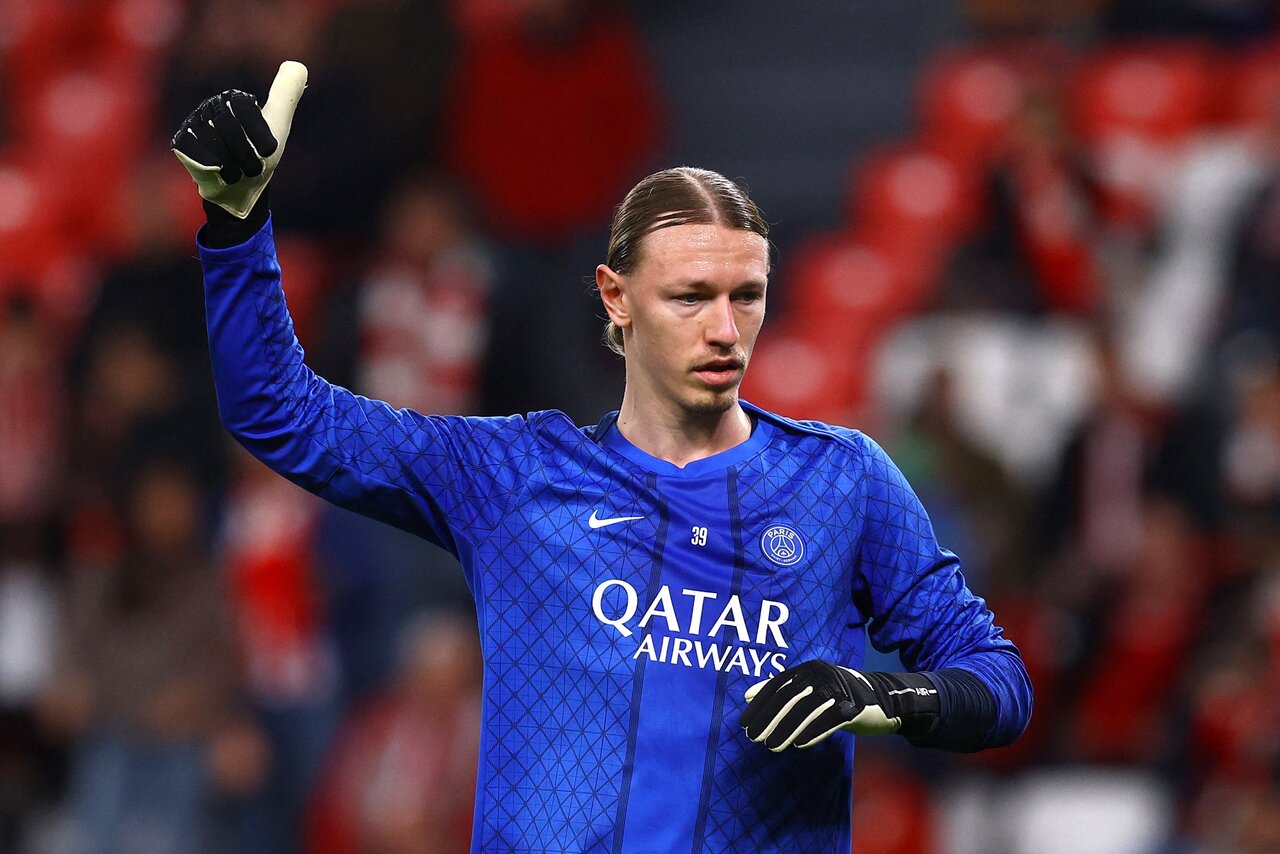 Сафонов на тренировке