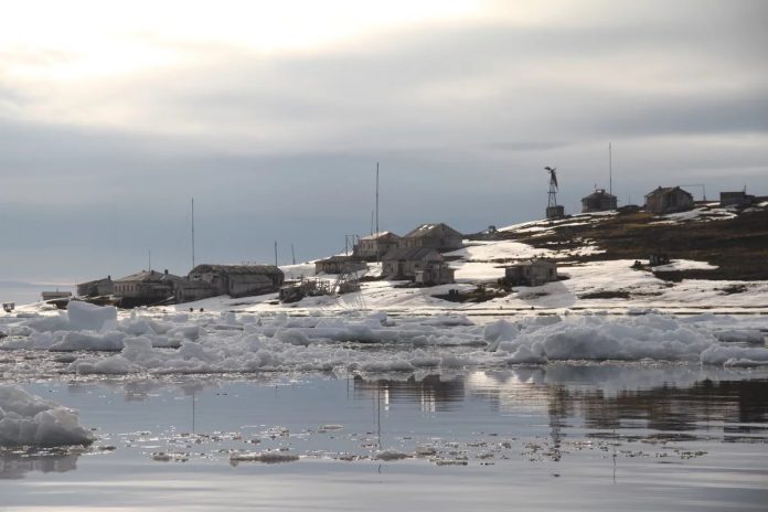 Люди, занимающиеся активными зимними видами спорта под северным сиянием, чтобы справиться с полярной ночью.