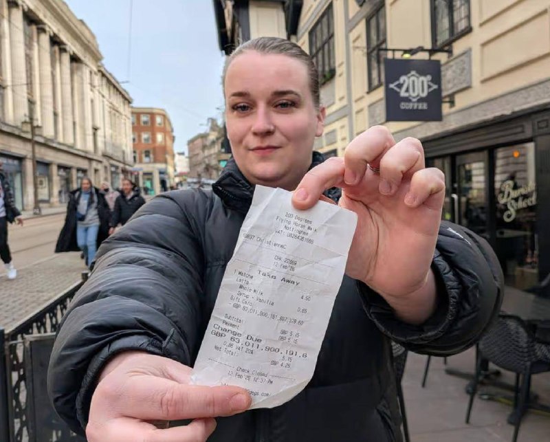 Девушка смотрит в приложение