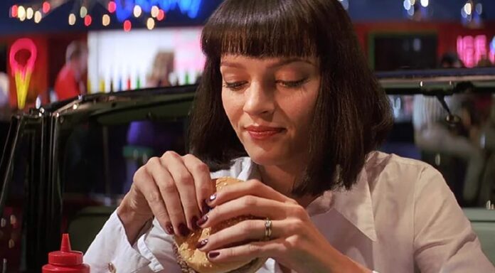 Изображение бургера, стилизованное под сигаретную пачку, с акцентом на его потенциальный вред для здоровья.