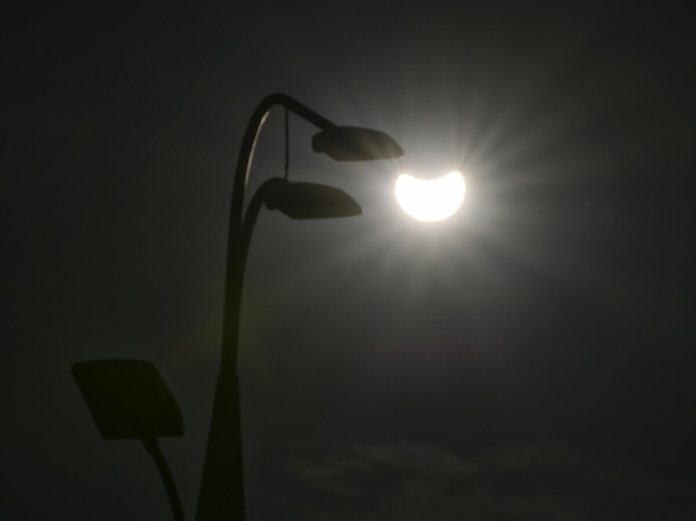 Карта мира с отмеченными зонами видимости полного солнечного затмения 12 августа 2026 года, показывающая путь через Таймыр и Ибицу.