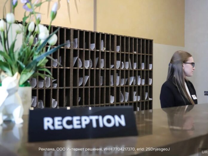 Стилизованный коллаж из фотографий уютных номеров, изысканных блюд и красивых видов из отелей по всей России