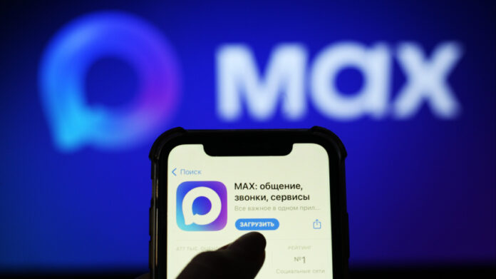 Иллюстрация, символизирующая удаленное медицинское обслуживание: врач на экране смартфона общается с пациентом, рядом иконки Wi-Fi и мессенджера MAX, на фоне стилизованное изображение очереди, превращающейся в светлое будущее.