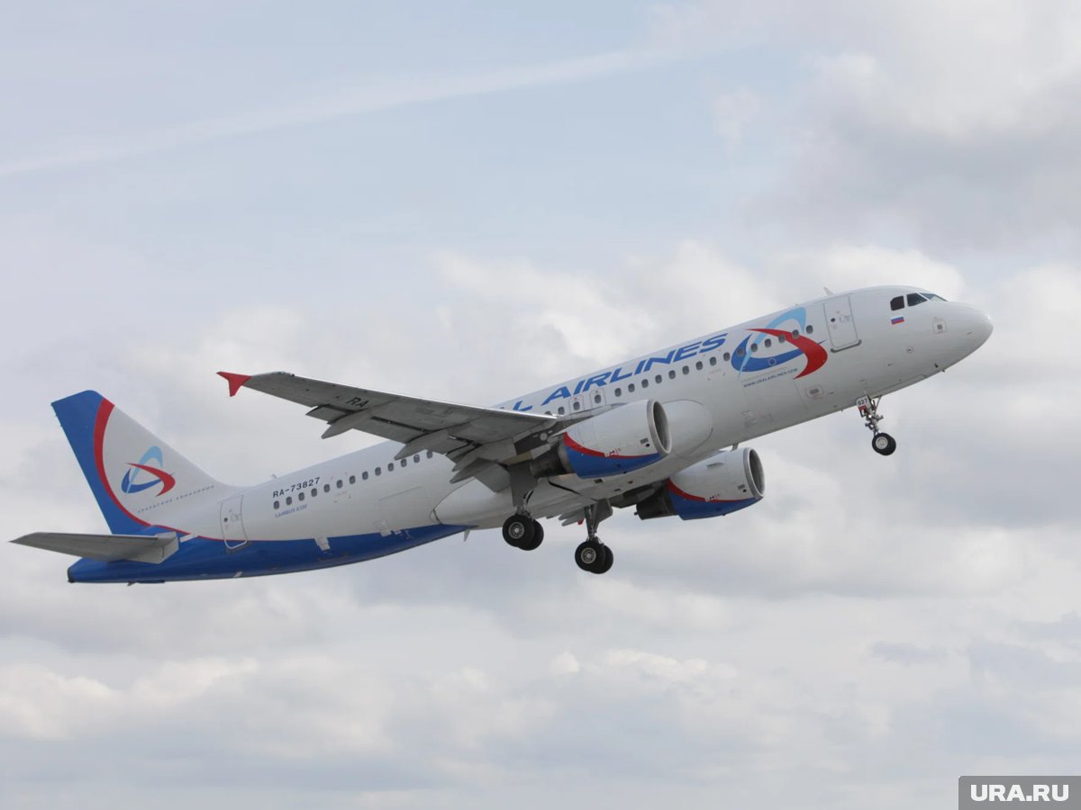 Самолет Уральских авиалиний на фоне заката