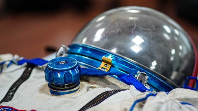 Изображение, символизирующее переход молодых москвичей от традиционных коворкингов к футуристическим космопортам, с элементами космической тематики и городской среды.