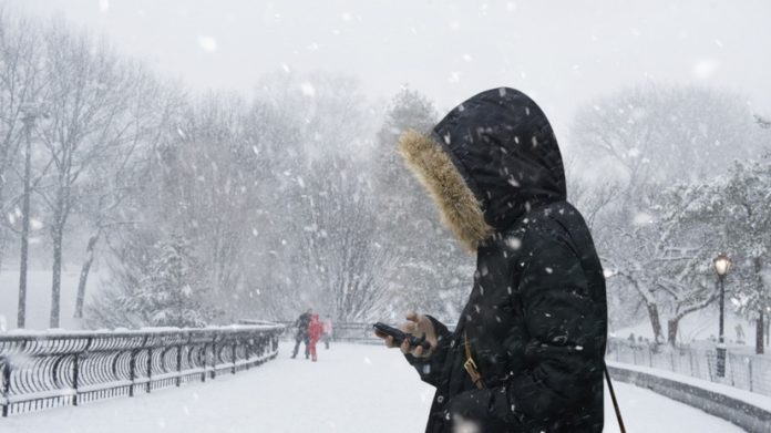 Иллюстрация генерала Мороза, сражающегося с разряженным смартфоном в снегу