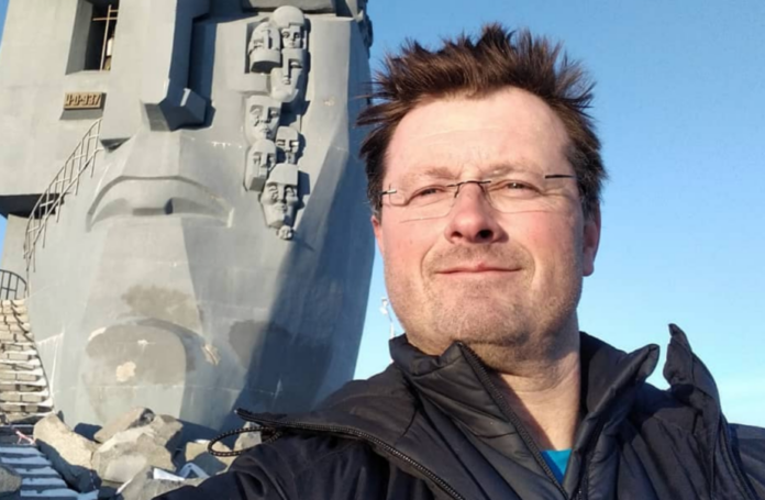 Австрийский мужчина в образе Безумного Макса стоит на танке на фоне российского пейзажа