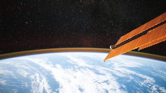 Астрономическая иллюстрация, изображающая планеты Солнечной системы, с отсутствующим Марсом.